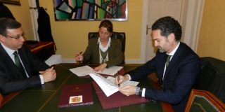Ayuntamiento de C&aacute;ceres e Iberdrola firman un convenio para impedir cortes de luz a familias necesitadas