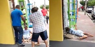 [V&Iacute;DEO] El vecino sorprende a un ratero en su casa y lo mata en la calle