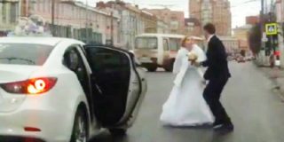 La feroz bronca de los reci&eacute;n casados nada m&aacute;s salir de la Iglesia