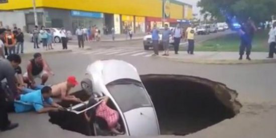 [V&Iacute;DEO] La familia tragada por una carretera cuando iba en el coche