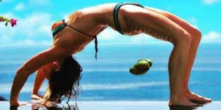 [V&Iacute;DEO] La terapeuta que levanta cocos con su vagina es de armas tomar