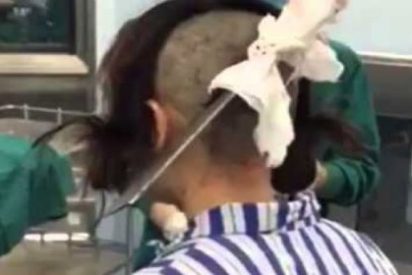 As&iacute; se pasea con el cuchillo que le ha clavado su cornuda mujer en la cabeza