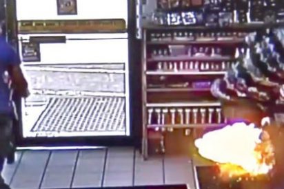 [V&Iacute;DEO] Explota un cigarillo electr&oacute;nico en su bolsillo y se le abrasa el pene