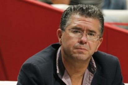 El cirujano y la dermat&oacute;loga de Granados recibieron cestas de navidad con membrete de la CAM