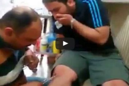 [V&Iacute;DEO] El doctor iraqu&iacute; le da de bofetadas al herido por una bomba: "&iexcl;Eres una puta!"