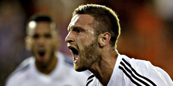 Mustafi pide perd&oacute;n a la afici&oacute;n del Valencia tras perder 7-0: "Hay un vestuario que est&aacute; en la mierda"
