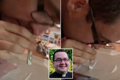 [V&Iacute;DEO] El cura nazi esnifando coca&iacute;na en plena juerga: "&iexcl;No deber&iacute;a hacerlo!"