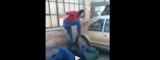 [V&Iacute;DEO] Se encuentra al tipo que la viol&oacute; de ni&ntilde;a y le da una paliza