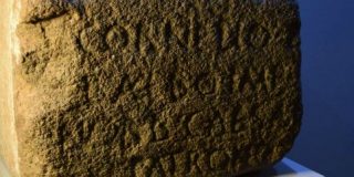 La piedra fundacional de C&aacute;ceres, del siglo I a.c, expuesta en el Museo Provincial