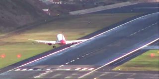 El aterrizaje de los aviones en el aeropuerto m&aacute;s terror&iacute;fico de Europa