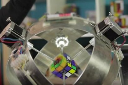 [V&Iacute;DEO] El robot que resuelve el cubo de Rubik en menos de un segundo