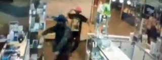 El 'pose&iacute;do' por un fantasma ataca con una espada samurai al dependiente