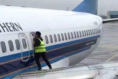 Un tipo abre la puerta de emergencia de un Boeing 737 para "tomar el aire"
