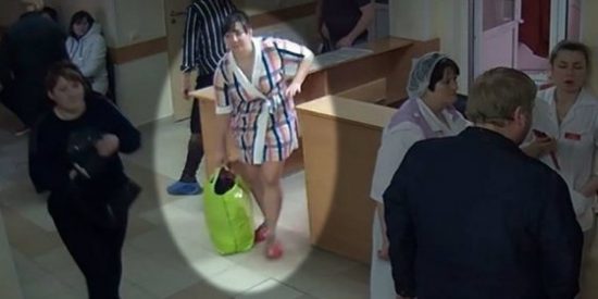 As&iacute; roba la mujer a un reci&eacute;n nacido del hospital tras haber muerto su hijo