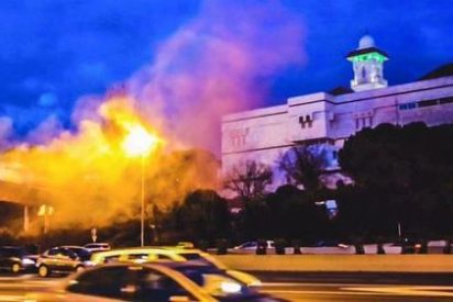 Lanzan bengalas y ponen carteles frente a la mezquita de la M-30: "Hoy Bruselas, &iquest;ma&ntilde;ana Madrid?"