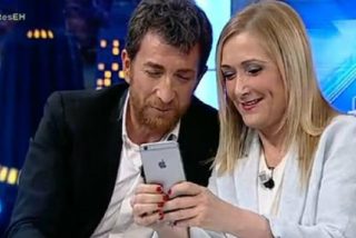 SMS a Rajoy y cachondeo contra el PSOE: Cristina Cifuentes demuestra el animal medi&aacute;tico que es en 'El Hormiguero'