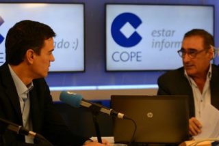 Herrera se ceba con S&aacute;nchez por humillarse ante Tsipras: "&iexcl;Qu&eacute; manera de hacer el rid&iacute;culo, no se le ocurre ni al que as&oacute; la manteca!"