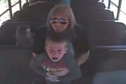 [V&Iacute;DEO] La ch&oacute;fer del bus salva a un ni&ntilde;o de ahogarse con una moneda