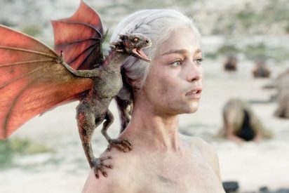 Emilia Clarke tuvo que emborracharse para posar desnuda en 'Juego de Tronos'