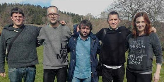 &iquest;Le har&aacute; &Eacute;vole una entrevista al terrorista Otegi en plan colega etarra como en la foto?