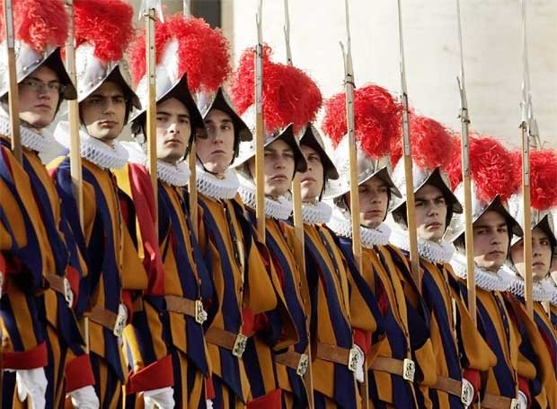 El Vaticano rinde homenaje a la Guardia Suiza con una muestra en sus museos
