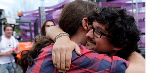 &iquest;Te has vuelto loco, &Aacute;lvaro Carvajal? Iglesias te amenaza y t&uacute;...&iexcl;le das un abrazo!