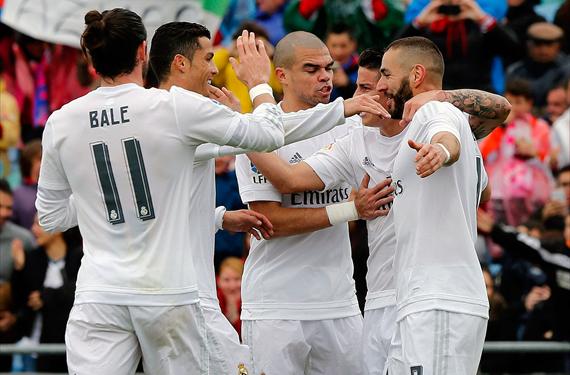 M&uacute;sica y champ&aacute;n en el Real Madrid al son del hundimiento del Bar&ccedil;a