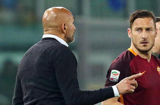 Otra bronca entre Totti y Spalletti, &iquest;con las manos de por medio?