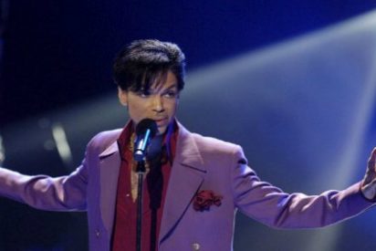 La &uacute;ltima foto tomada a Prince rumbo a una farmacia poco antes de morir