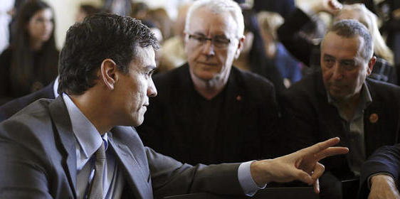 Pedro Sánchez intenta ganar en el 'minuto yugoslavo' ayudado por el árbitro Compromis