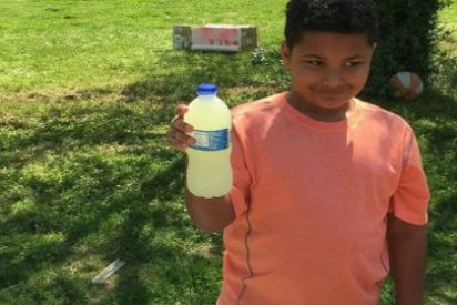 El inocente ni&ntilde;o que vende limonada para pagar su propia adopci&oacute;n