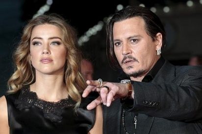 Amber Heard dice que Johnny Depp la pega y solicita una orden de alejamiento contra el actor