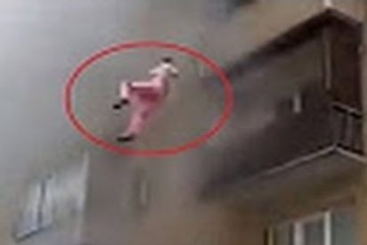 [V&Iacute;DEO] La familia que se lanza por la ventana de su casa en llamas