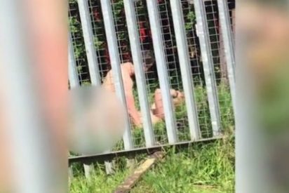 La rubia insaciable que no para de fumar y follar junto a la escuela durante tres horas