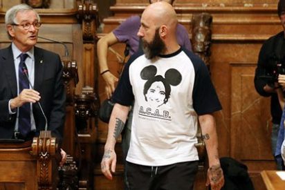 Las pintas playeras del siniestro portavoz de las CUP en Barcelona