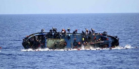 El impresionante naufragio de una barcaza con 500 inmigrantes en el Canal de Sicilia