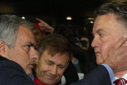 ?Mourinho ha apu&ntilde;alado a Van Gaal por la espalda?