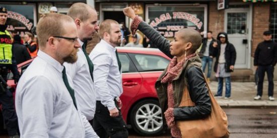 La rapada mujer negra que se enfrenta a 300 furiosos neonazis pu&ntilde;o en alto