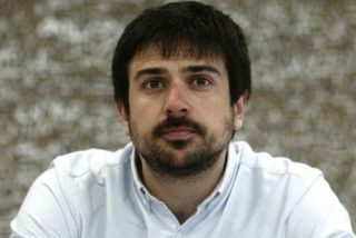 El podemita Espinar la monta en Twitter lanz&aacute;ndose al cuello de Inda