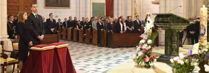 Los Reyes, Rajoy, Pablo Iglesias o Albert Rivera acuden unidos al funeral por las víctimas del terremoto de Ecuador