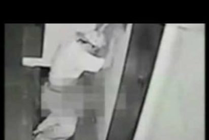 El ins&oacute;lito v&iacute;deo del salido que tiene sexo con una tuber&iacute;a en la calle