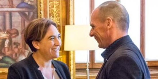 El generoso derroche de Colau con el moroso Varoufakis: tres noches en hotel de lujo y 2.000 eurazos por una conferencia