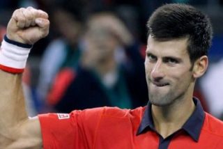 Djokovic rompe el r&eacute;cord de Federer en Wimbledon y se acerca a otro t&iacute;tulo