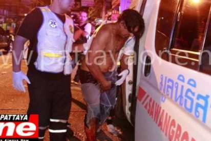 [V&Iacute;DEO] La cornuda le corta el pene con un cutter y lo pone en la calle