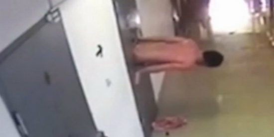 [V&Iacute;DEO] La incre&iacute;ble y alucinante fuga del 'hombre serpiente' de su celda