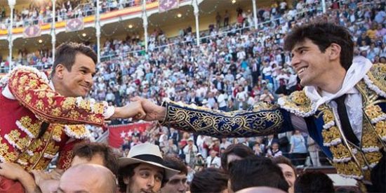 Histórica Beneficiencia: Manzanares y López Simón abren la Puerta Grande de Las Ventas