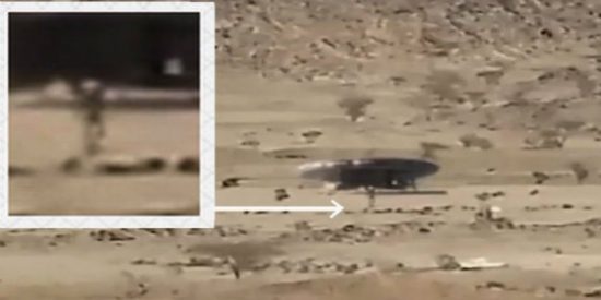 [V&Iacute;DEO] El extraterrestre cabez&oacute;n sorprendido en un desierto con su OVNI