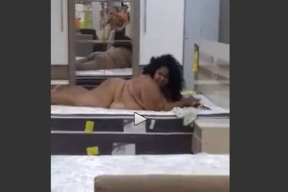 [V&Iacute;DEO] La lujuriosa oronda que prueba desnuda una cama antes de comprarla