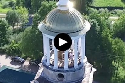[V&Iacute;DEO] La endemoniada pareja que tiene sexo en el campanario del monasterio