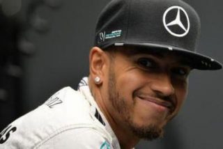 Hamilton gana en Silverstone y Sainz y Alonso dan trompos espectaculares